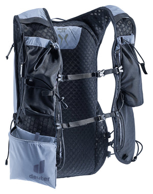 Deuter Ascender 7 in Polar, front of the vest harness with sternum straps and pouches