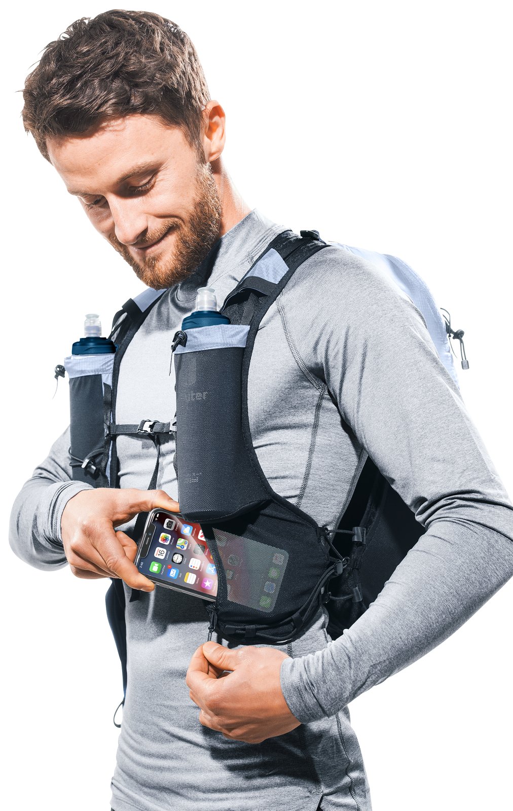 Runner putting a phone into the zipped shoulder strap pocket of the Deuter Ascender 7
