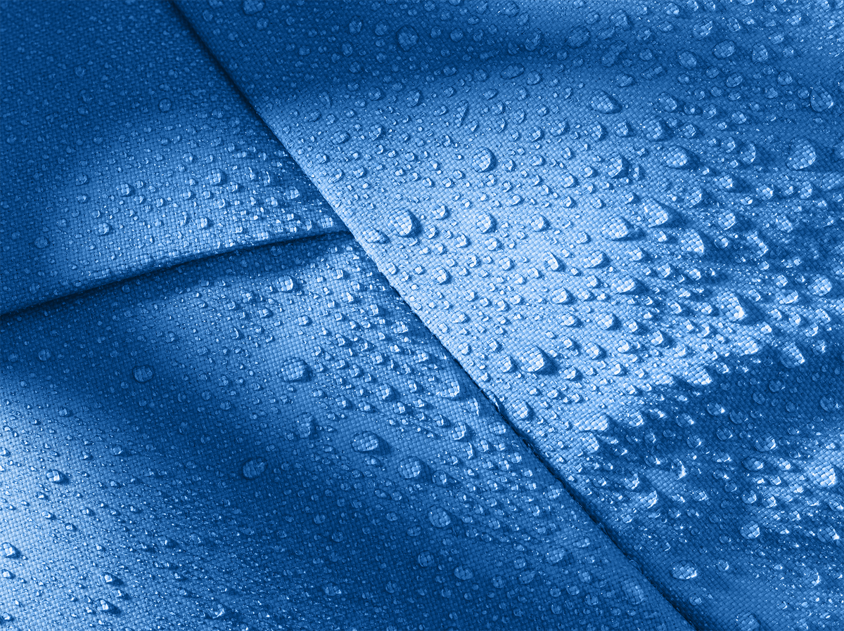 Water beading on the TPU-coated fabric of the Deuter Duffel Pro Movo 60