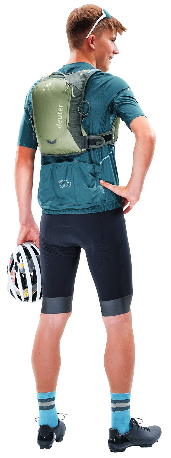 Cyclist wearing the Deuter Rogla 5 from behind, showing its high, compact fit