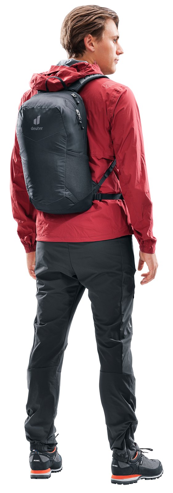 Walker in a red jacket wearing the Deuter Speed Lite 17 in Black