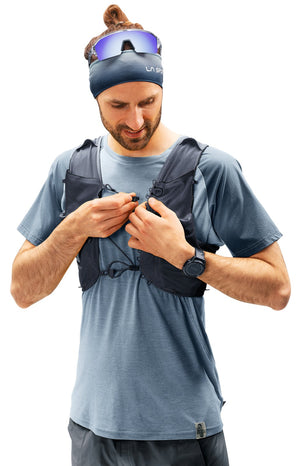 Runner adjusting the bungee sternum strap on the Deuter Traick 5