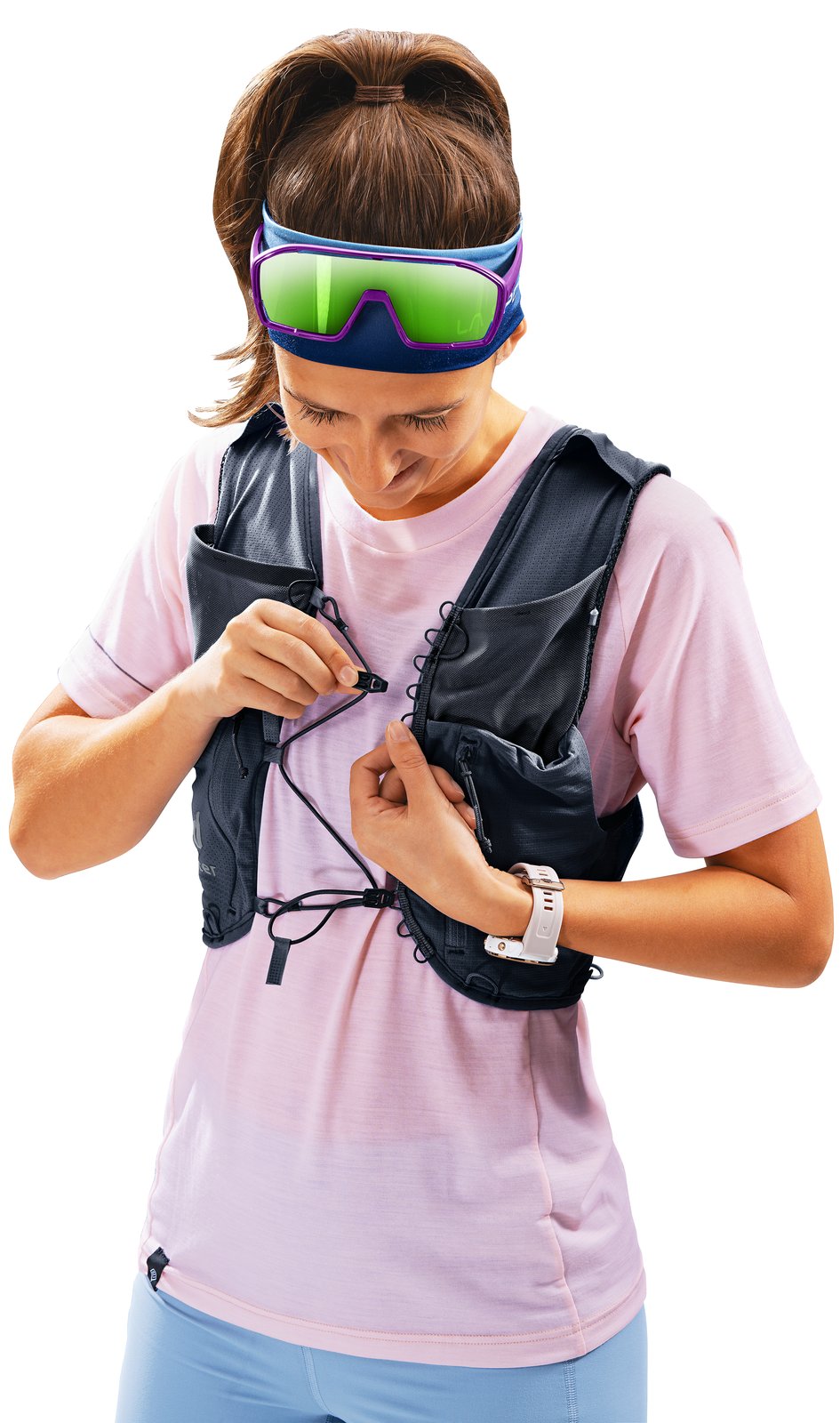 Runner adjusting the bungee sternum closure on the Deuter Traick 5 SL